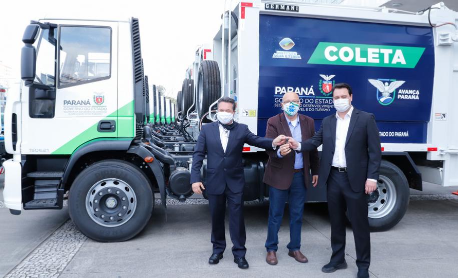 Governo entrega caminhões-pipa, de coleta seletiva e compactadores