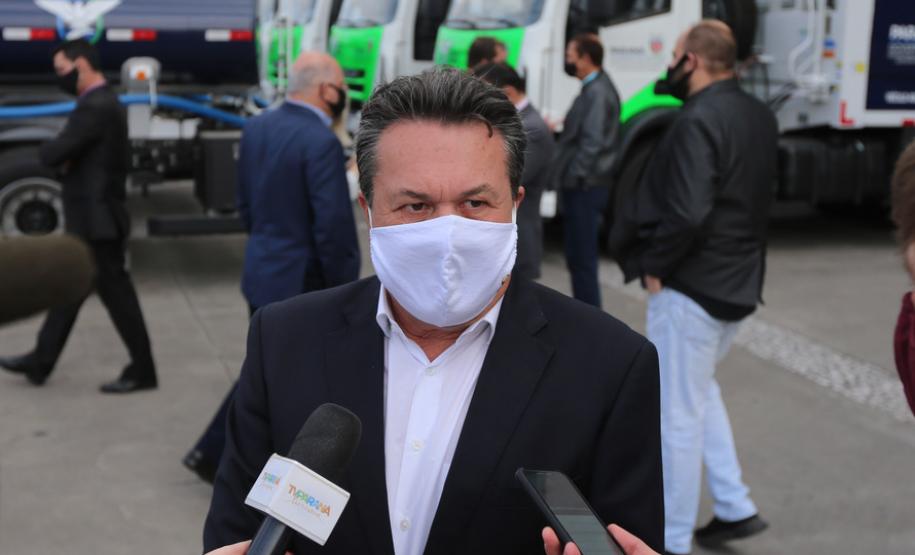 Governo entrega caminhões-pipa, de coleta seletiva e compactadores