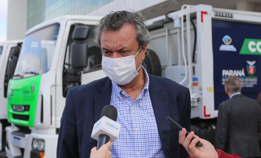 Governo entrega caminhões-pipa, de coleta seletiva e compactadores