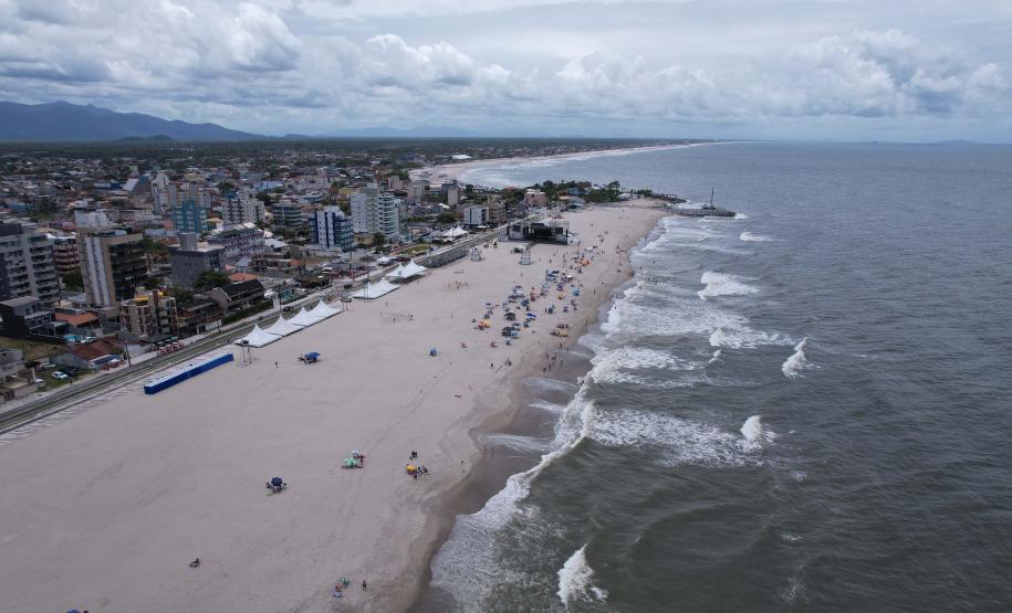 Obras de engorda da orla de Matinhos, no balneária Caiobá, no litoral paranaense.