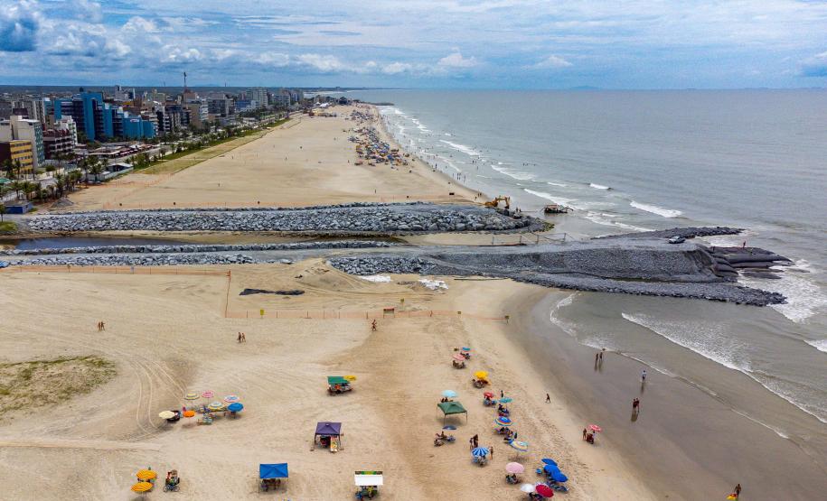 Obras de engorda da orla de Matinhos, no balneária Caiobá, no litoral paranaense.