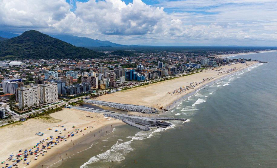 Obras de engorda da orla de Matinhos, no balneária Caiobá, no litoral paranaense.