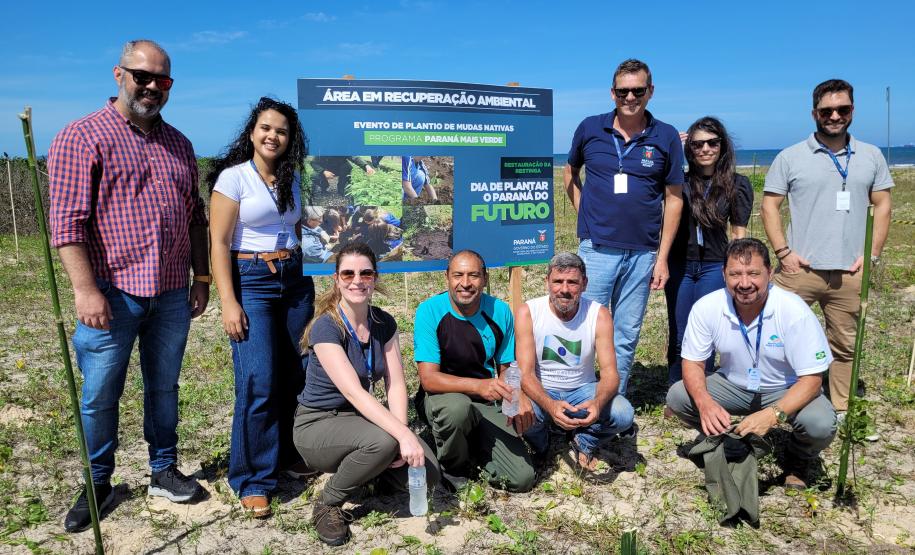 Equipe do Instituto Água e Terra que participou do plantio de restinga em Pontal do Paraná.