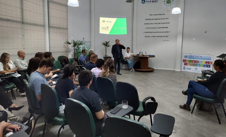 O diretor de Licenciamento e Outorga do IAT, José Volnei Bisognin, ajudou no treinamento para capacitação florestal dos municípios da regional de Foz do Iguaçu