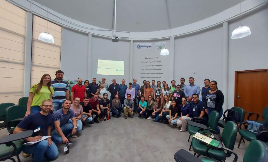 O diretor de Licenciamento e Outorga do IAT, José Volnei Bisognin, ajudou no treinamento para capacitação florestal dos municípios da regional de Foz do Iguaçu