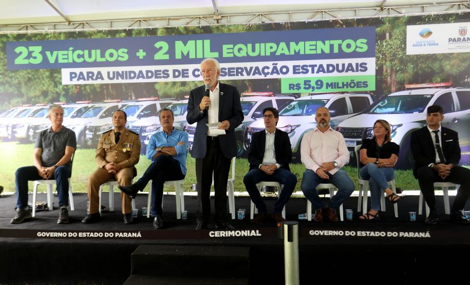 O governador em exercício Darci Piana entregou nesta quarta-feira (8) novos veículos e equipamentos às Unidades de Conservação do Paraná e anunciou a implantação de outras quatro.