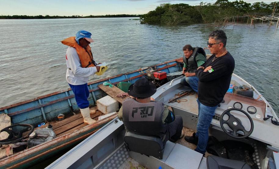 Operação do IAT no Rio Paraná busca combater a prática da pesca ilegal. Foram recolhidos materiais proibidos e aplicadas multas