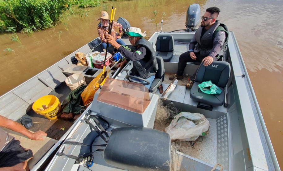 Operação do IAT no Rio Paraná busca combater a prática da pesca ilegal. Foram recolhidos materiais proibidos e aplicadas multas