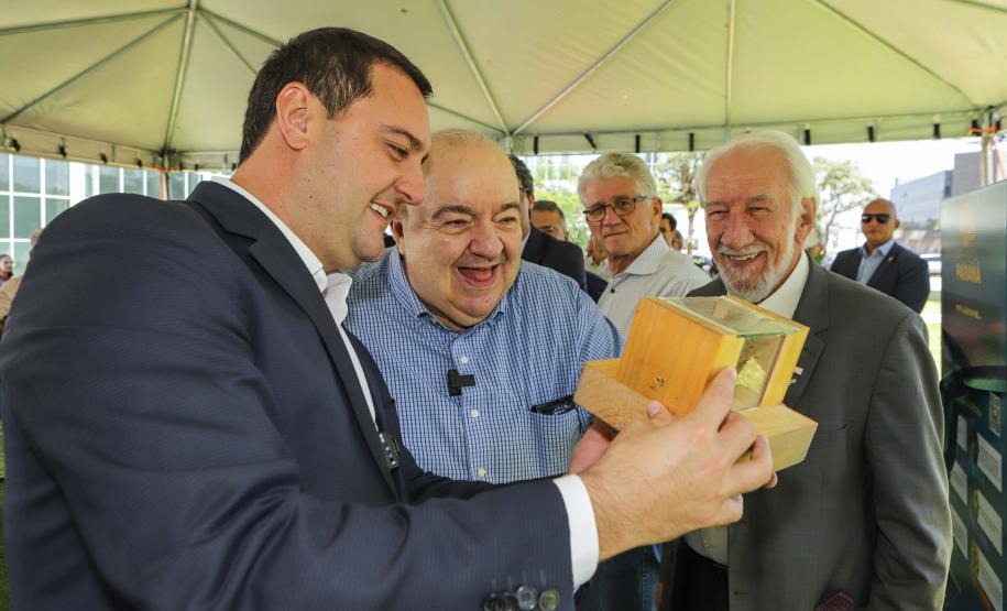 O governador do Paraná, Carlos Massa Ratinho Junior, inaugura o jardim de colmeias de abelhas nativas e a horta orgânica no Palácio Iguaçu.