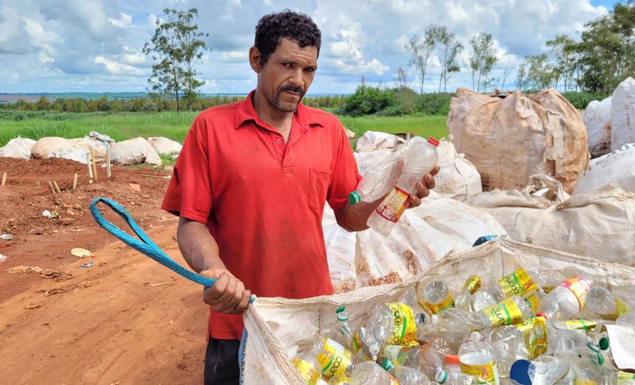 O coletor de recicláveis Elias Alves de Oliveira com o presidente do Instituto Água e Terra (IAT), Everton Souza; o prefeito de Itaúna do Sul, Gilson José de Gois; além de técnicos da prefeitura local.