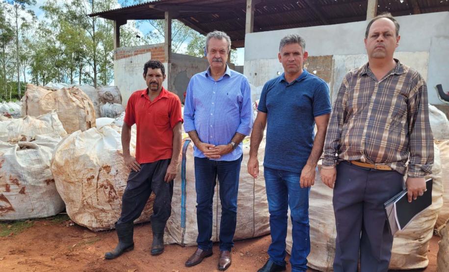 O coletor de recicláveis Elias Alves de Oliveira com o presidente do Instituto Água e Terra (IAT), Everton Souza; o prefeito de Itaúna do Sul, Gilson José de Gois; além de técnicos da prefeitura local.