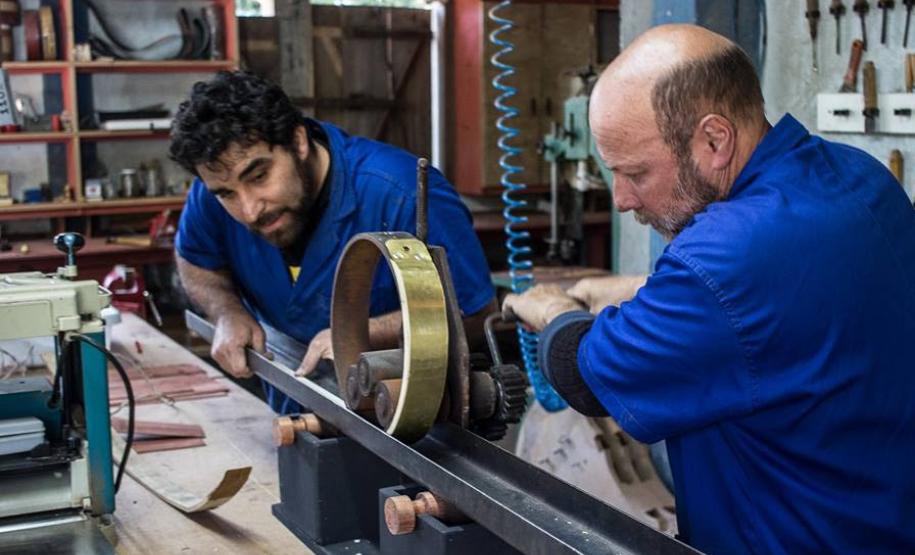 O Manejo da Caxeta vai permitir que mestres fandangueiros possam continuar a fazer os instrumentos que animam as festas locais, típicas do Litoral do Paraná