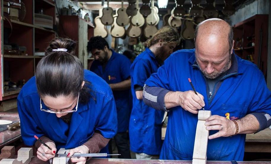 O Manejo da Caxeta vai permitir que mestres fandangueiros possam continuar a fazer os instrumentos que animam as festas locais, típicas do Litoral do Paraná
