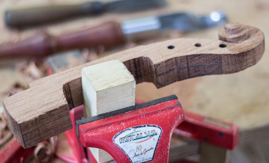 O Manejo da Caxeta vai permitir que mestres fandangueiros possam continuar a fazer os instrumentos que animam as festas locais, típicas do Litoral do Paraná