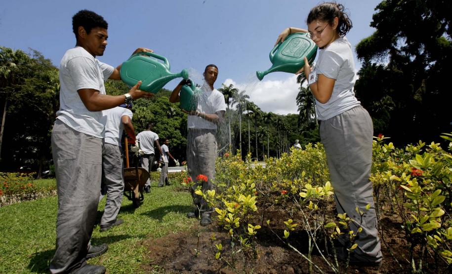 IAT oferece em parceria com o SENAC dois cursos gratuitos de capacitação: Espanhol Básico I e Técnicas Básicas de Jardinagem e Tratamento de Piscinas