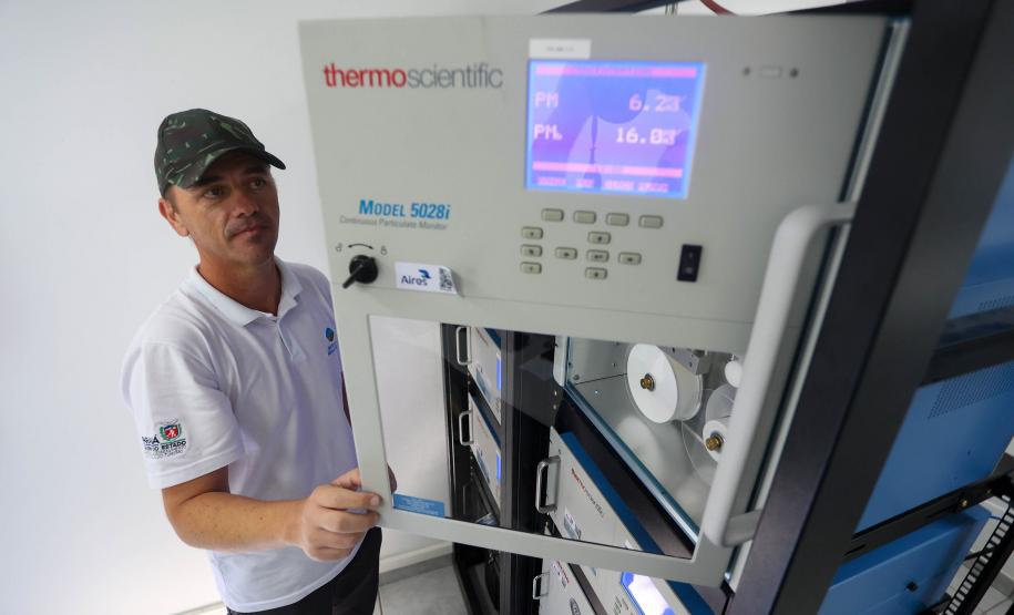 O membro da equipe de Gerenciamento da Qualidade do Ar do IAT, João Carlos de Oliveira, explicou que as 11 estações de monitoramento existentes no Paraná emitem dados em tempo real, de minuto a minuto.