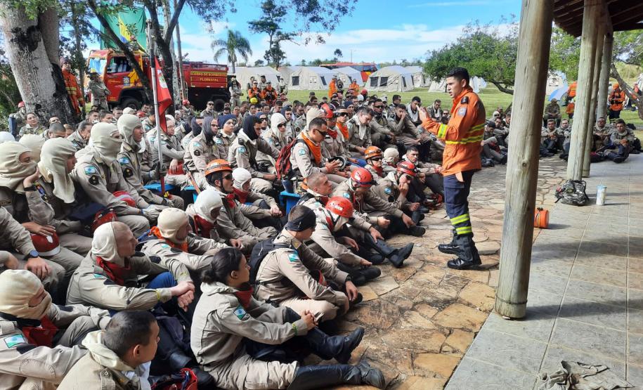 Ação queimada controlada no Parque Estadual de Vila Velha reuniu quase 300 bombeiros militares.