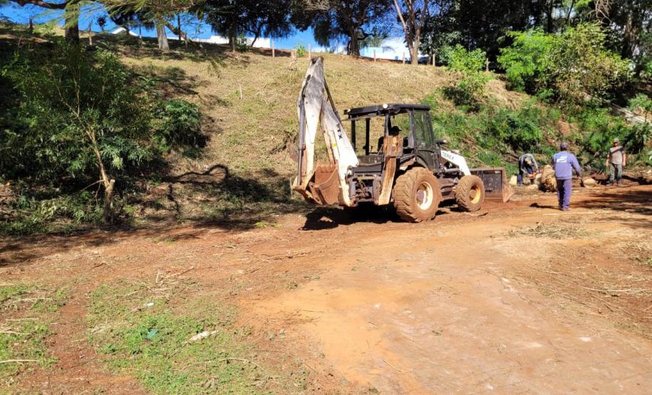 Operários e equipamentos de construção na obra