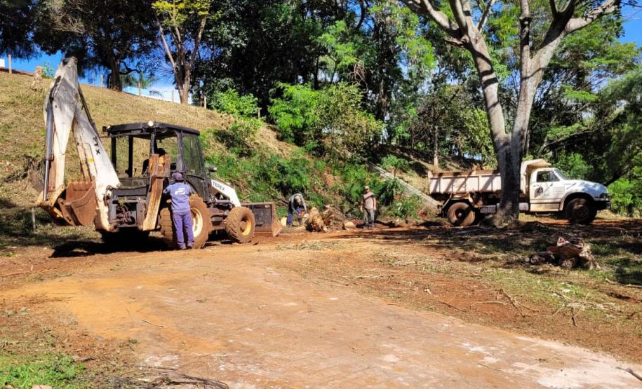 Operários e equipamentos de construção na obra