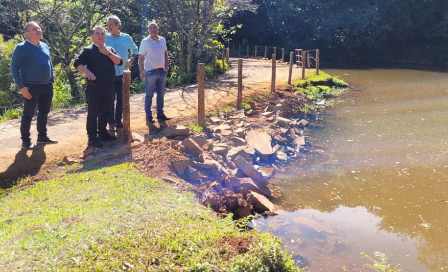 Prefeito de Arapongas em frente ao lago