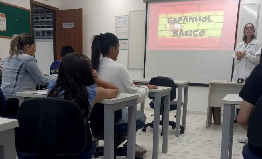 Alunos assistindo a aula de professora
