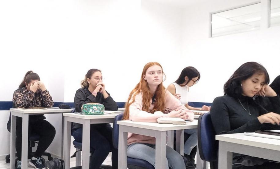 Alunos durante aula de espanhol