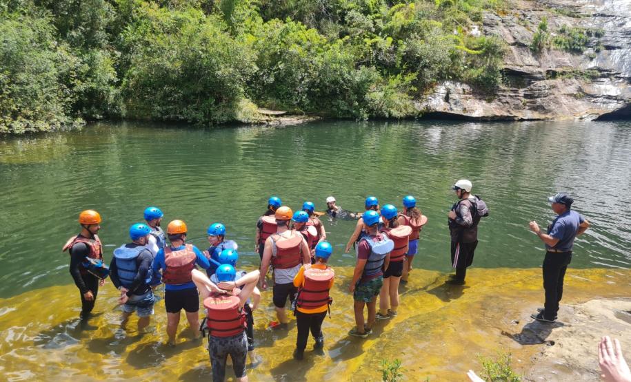 Guias da empresa Aquatrekking em ação no Lago Azul, dentro do Parque Estadual do Vale do Codó, em Jaguariaíva.