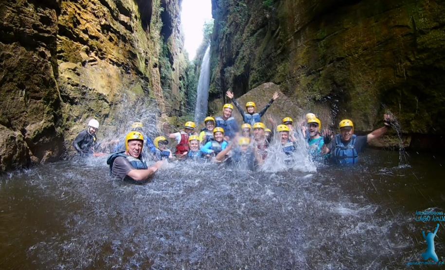 Guias da empresa Aquatrekking em ação no Lago Azul, dentro do Parque Estadual do Vale do Codó, em Jaguariaíva. Foto: Mariana Balloni