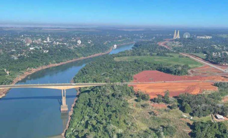 IMAGEM AÉREA MOSTRANDO ÁREA DE DESMATAMENTO COM VISTA PARA A PONTE INTERNACIONAL DA AMIZADE FRONTEIRA BRASIL E PARAGUAI EM FOZ DO IGUAÇU
