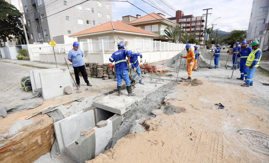 Obras de micro e macrodrenagem no municipio de Matinhos, que vão acabar com as enchentes e alagamentos nas ruas.. secretário do IAT Everton Luiz da Costa Souza deu coletiva para a imprensa no local das obras na praia de Caioba.