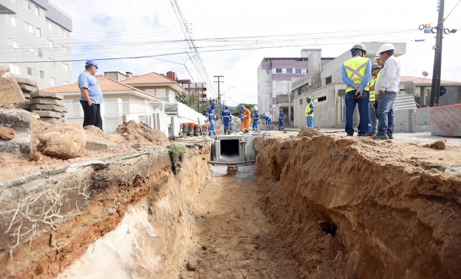 Obras de micro e macrodrenagem no municipio de Matinhos, que vão acabar com as enchentes e alagamentos nas ruas.. secretário do IAT Everton Luiz da Costa Souza deu coletiva para a imprensa no local das obras na praia de Caioba.