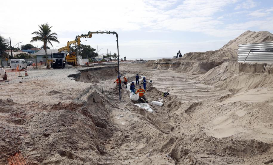 Obras de micro e macrodrenagem no municipio de Matinhos, que vão acabar com as enchentes e alagamentos nas ruas.. secretário do IAT Everton Luiz da Costa Souza deu coletiva para a imprensa no local das obras na praia de Caioba.