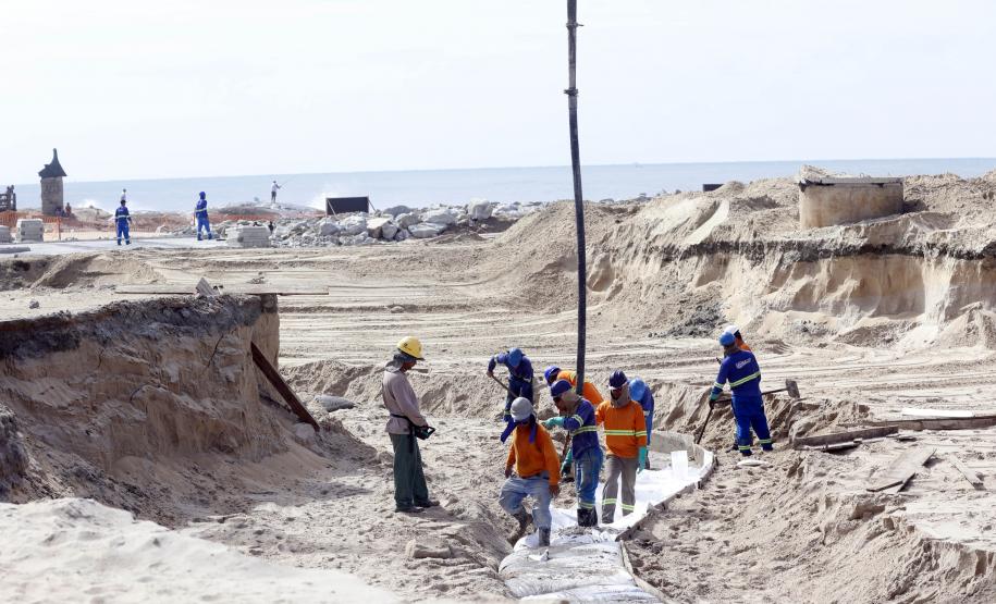 Obras de micro e macrodrenagem no municipio de Matinhos, que vão acabar com as enchentes e alagamentos nas ruas.. secretário do IAT Everton Luiz da Costa Souza deu coletiva para a imprensa no local das obras na praia de Caioba.