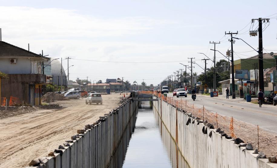 Obras de micro e macrodrenagem no municipio de Matinhos, que vão acabar com as enchentes e alagamentos nas ruas.. secretário do IAT Everton Luiz da Costa Souza deu coletiva para a imprensa no local das obras na praia de Caioba.