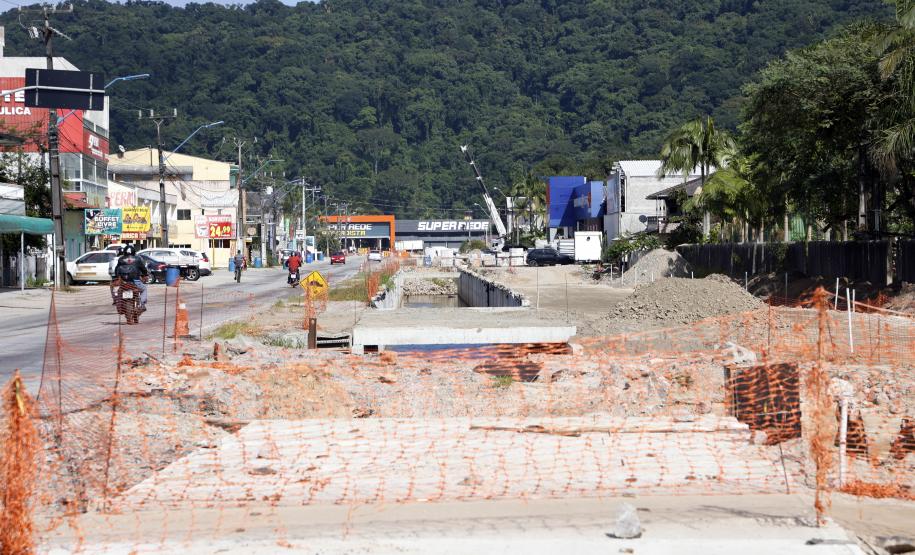 Obras de micro e macrodrenagem no municipio de Matinhos, que vão acabar com as enchentes e alagamentos nas ruas.. secretário do IAT Everton Luiz da Costa Souza deu coletiva para a imprensa no local das obras na praia de Caioba.