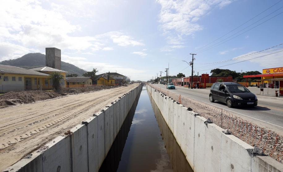 Obras de micro e macrodrenagem no municipio de Matinhos, que vão acabar com as enchentes e alagamentos nas ruas.. secretário do IAT Everton Luiz da Costa Souza deu coletiva para a imprensa no local das obras na praia de Caioba.