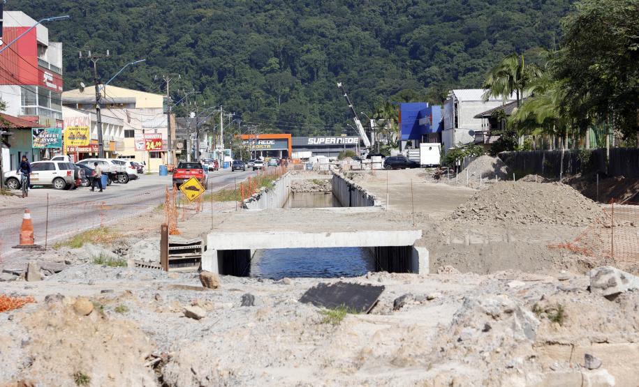 Obras de micro e macrodrenagem no municipio de Matinhos, que vão acabar com as enchentes e alagamentos nas ruas.. secretário do IAT Everton Luiz da Costa Souza deu coletiva para a imprensa no local das obras na praia de Caioba.