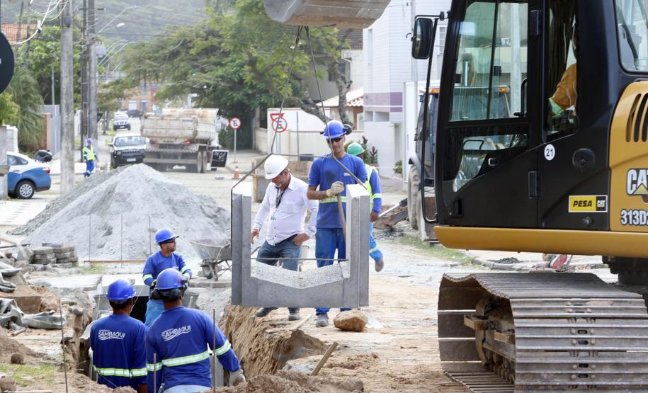 Obras de micro e macrodrenagem no municipio de Matinhos, que vão acabar com as enchentes e alagamentos nas ruas.. secretário do IAT Everton Luiz da Costa Souza deu coletiva para a imprensa no local das obras na praia de Caioba.