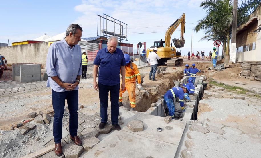Obras de micro e macrodrenagem no municipio de Matinhos, que vão acabar com as enchentes e alagamentos nas ruas.. secretário do IAT Everton Luiz da Costa Souza deu coletiva para a imprensa no local das obras na praia de Caioba.