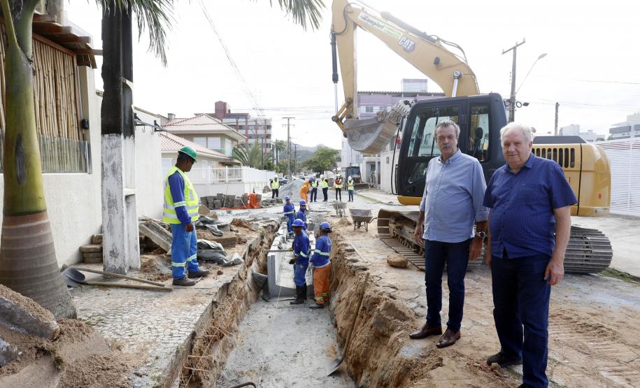 Obras de micro e macrodrenagem no municipio de Matinhos, que vão acabar com as enchentes e alagamentos nas ruas.. secretário do IAT Everton Luiz da Costa Souza deu coletiva para a imprensa no local das obras na praia de Caioba.