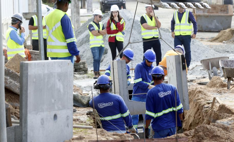 Obras de micro e macrodrenagem no municipio de Matinhos, que vão acabar com as enchentes e alagamentos nas ruas.. secretário do IAT Everton Luiz da Costa Souza deu coletiva para a imprensa no local das obras na praia de Caioba.