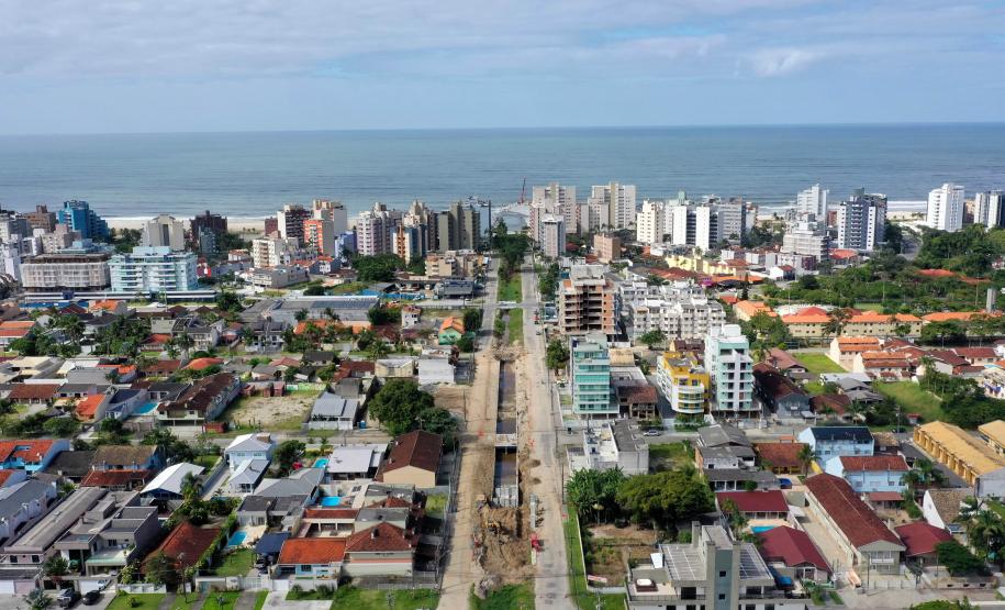 Obras de micro e macrodrenagem no municipio de Matinhos, que vão acabar com as enchentes e alagamentos nas ruas.. secretário do IAT Everton Luiz da Costa Souza deu coletiva para a imprensa no local das obras na praia de Caioba.