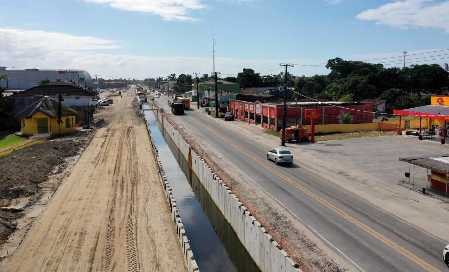 Obras de micro e macrodrenagem no municipio de Matinhos, que vão acabar com as enchentes e alagamentos nas ruas.. secretário do IAT Everton Luiz da Costa Souza deu coletiva para a imprensa no local das obras na praia de Caioba.