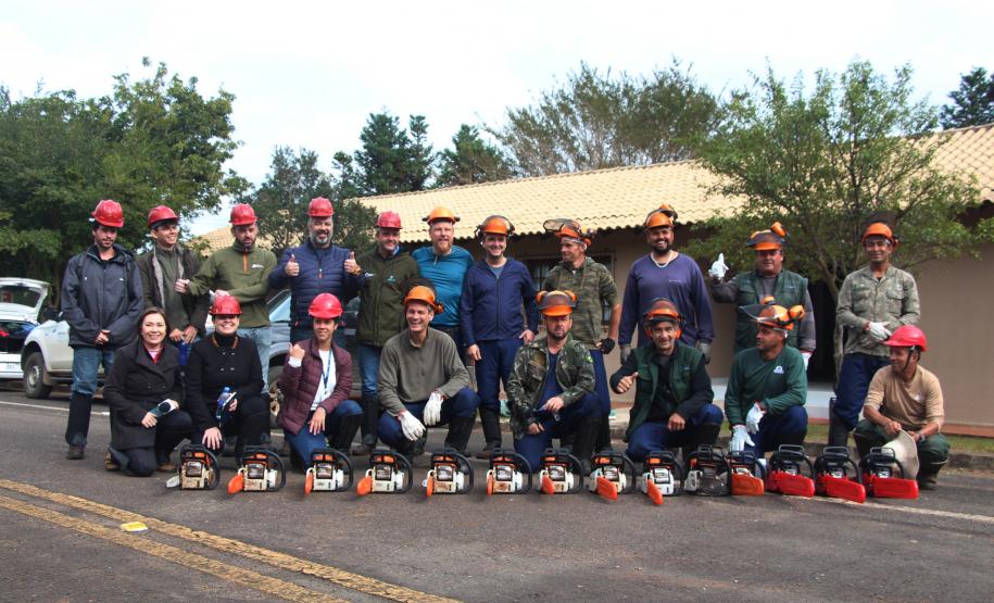 Com apoio de voluntários, IAT continua supressão de árvore invasora no Parque de Vila Velha