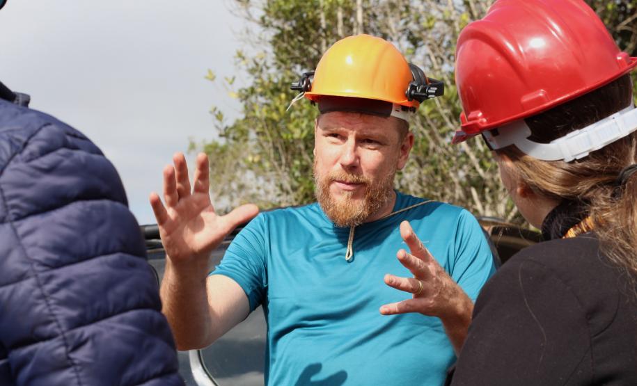Com apoio de voluntários, IAT continua supressão de árvore invasora no Parque de Vila Velha