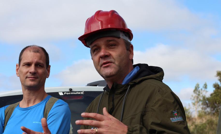 Com apoio de voluntários, IAT continua supressão de árvore invasora no Parque de Vila Velha