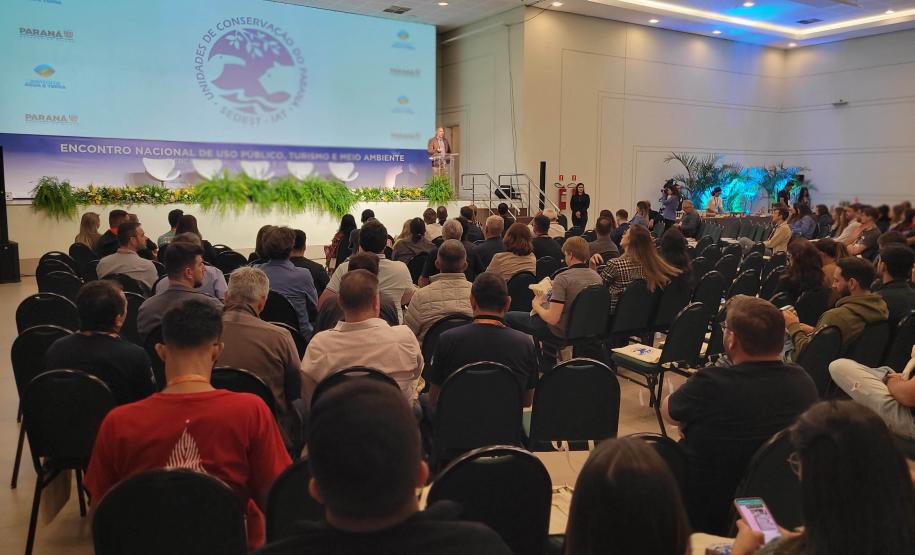 Foto de plateia assistindo à palestra