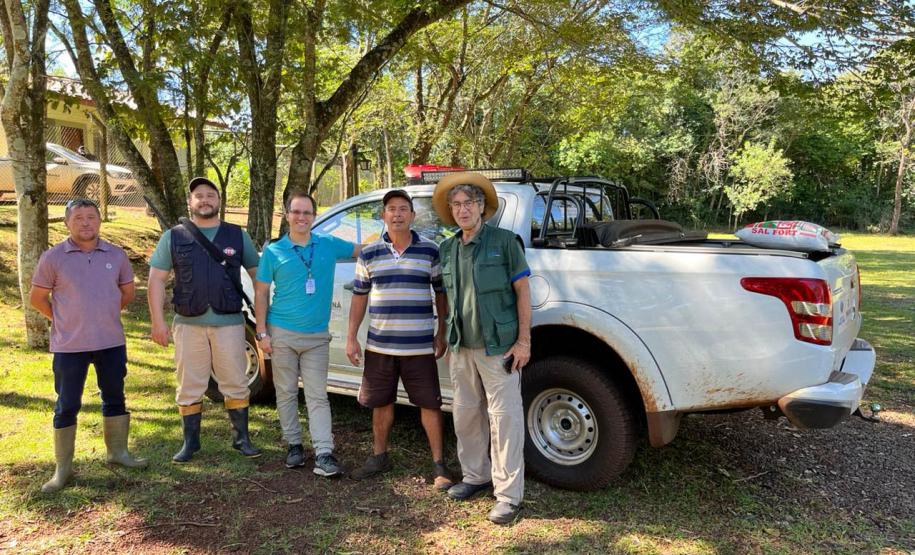 Foto de profissionais do IAT em frente à caminhonete