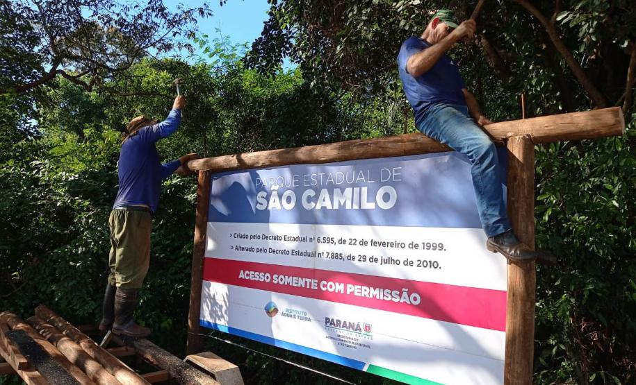 Foto de operátios pregando placa do Parque São Camilo