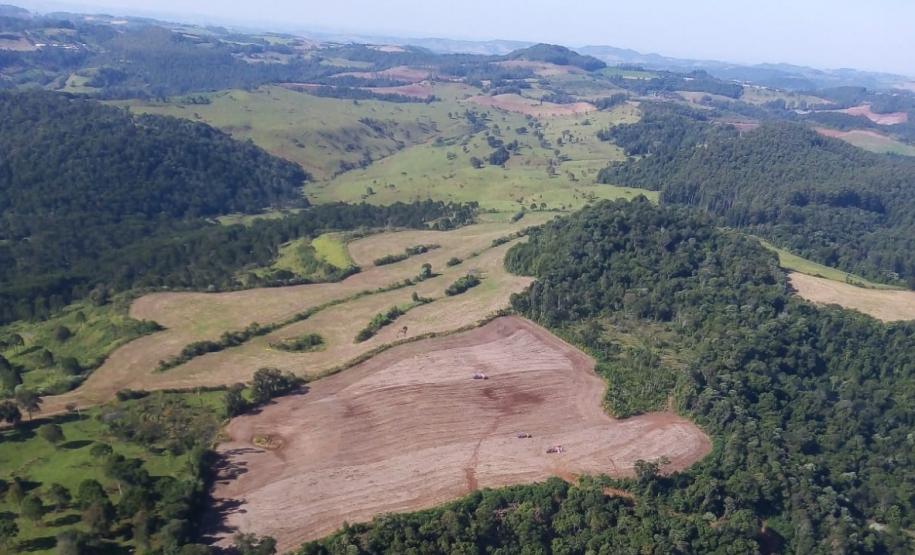 Foto aérea de área desmatada